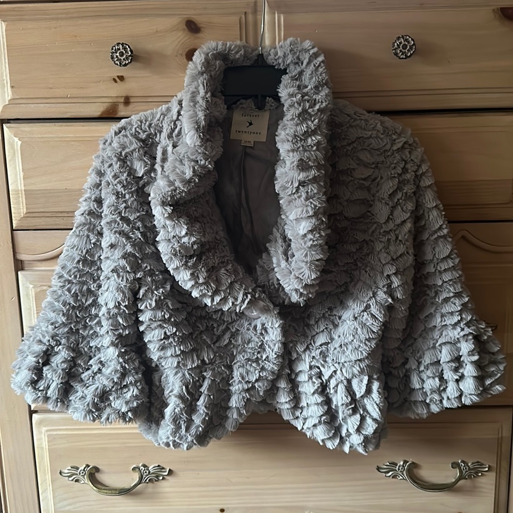 Forever 21 | Grey Soft Fluffy Cropped Half Sleeve Jacket Size M